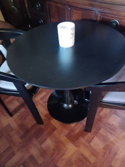 Mesa con dos sillas