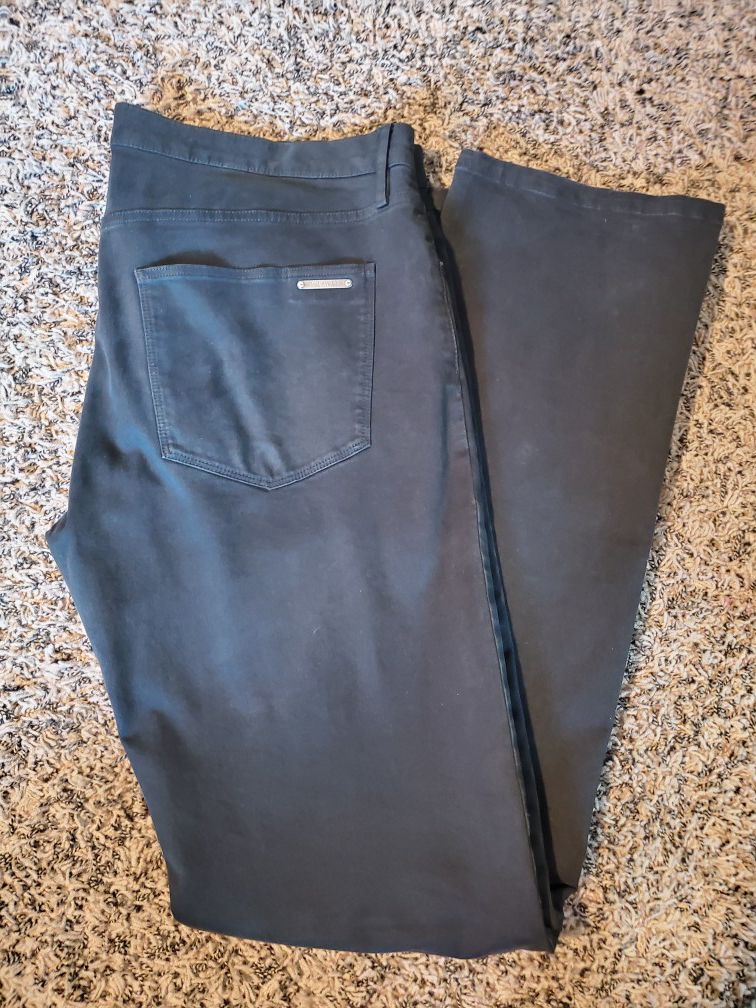 Mens Black Burberry Pants size 34, very good condition located in yorba linda