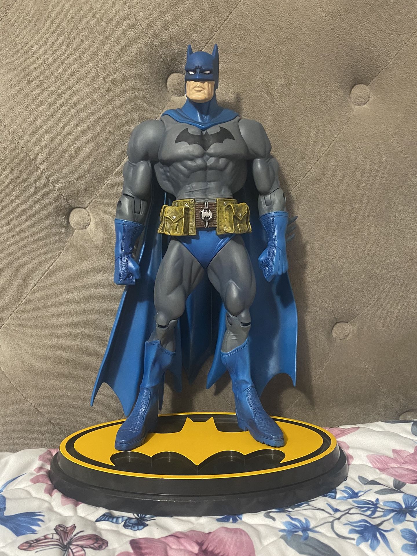 Collectible Batman can be moved at the feet and hands as you like, it's new and measures exactly 15 inches long.
