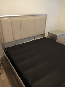 Queen  Bedroom set en very good condition,includes new mattress