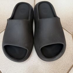 Yeezy Slides - Size 7