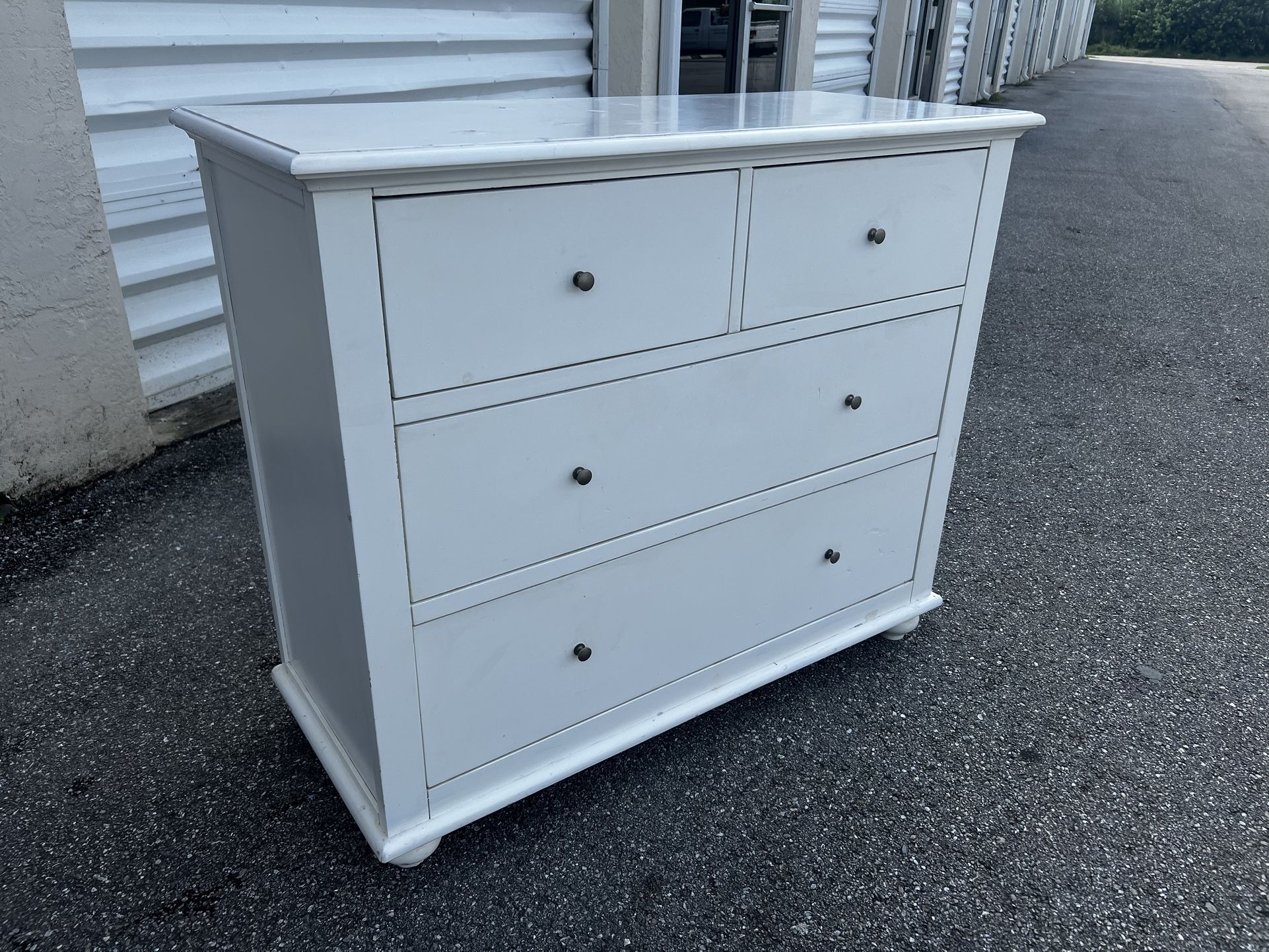 Delivery Available! White Modern 4 Drawer Bedroom Storage Dresser Chest! Drawers all slide great. Some cosmetic wear on top, see pics.   46x20x39in