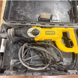 DeWALT ROTARY HAMMER DRILL (Cord)