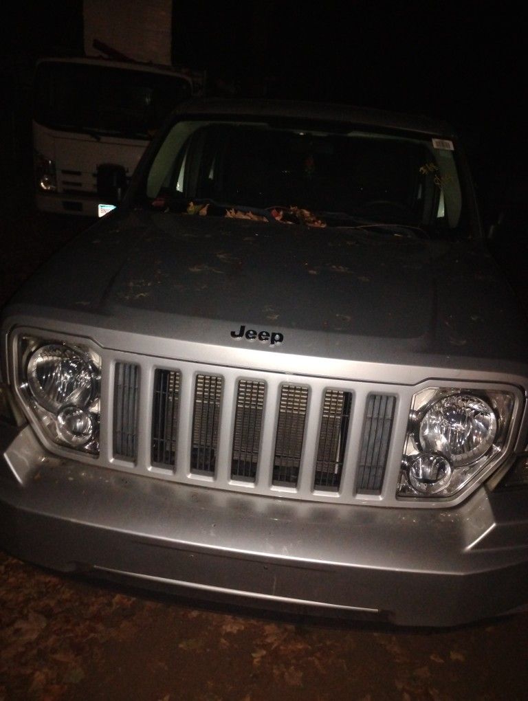 Jeep Liberty 2011 No Lights On Dash Needs Light Tune Up Light Crack In Windshield Runs Great Engine Good Transmission Good Selling White Smoke Exhaust