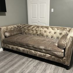 Velvet Tufted Sofa – Luxe Look, Game-Ready Vibe