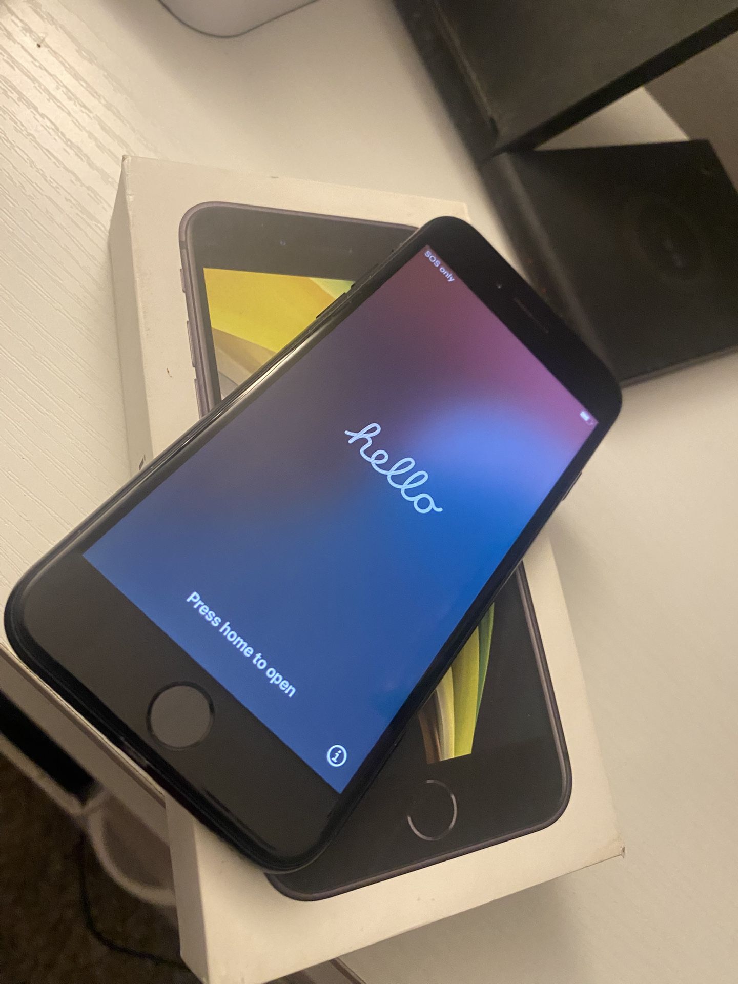 iPhone SE 128 GB Unlocked