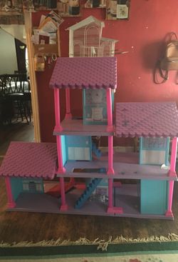 Girl play house