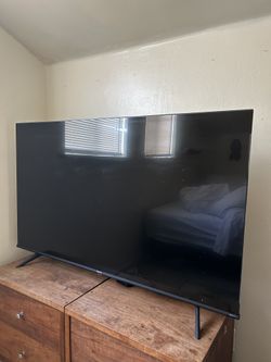 Hisense 48” LED Smart TV — Full HD + Mini Stands Included
