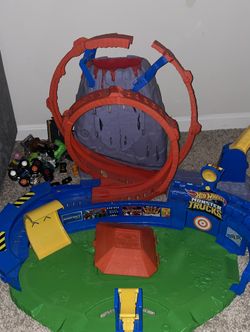 HOT WHEELS MONSTER TRUCKS T. REX VOLCANO ARENA TRACK PLAYSET