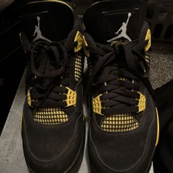 Jordan 4 “Thunder” (yellow & black), 