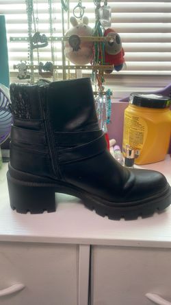 Black boots size: 8
