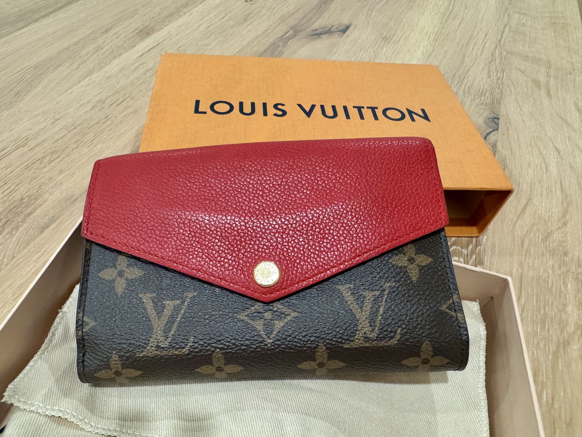 Louis Vuitton Compact Pallas