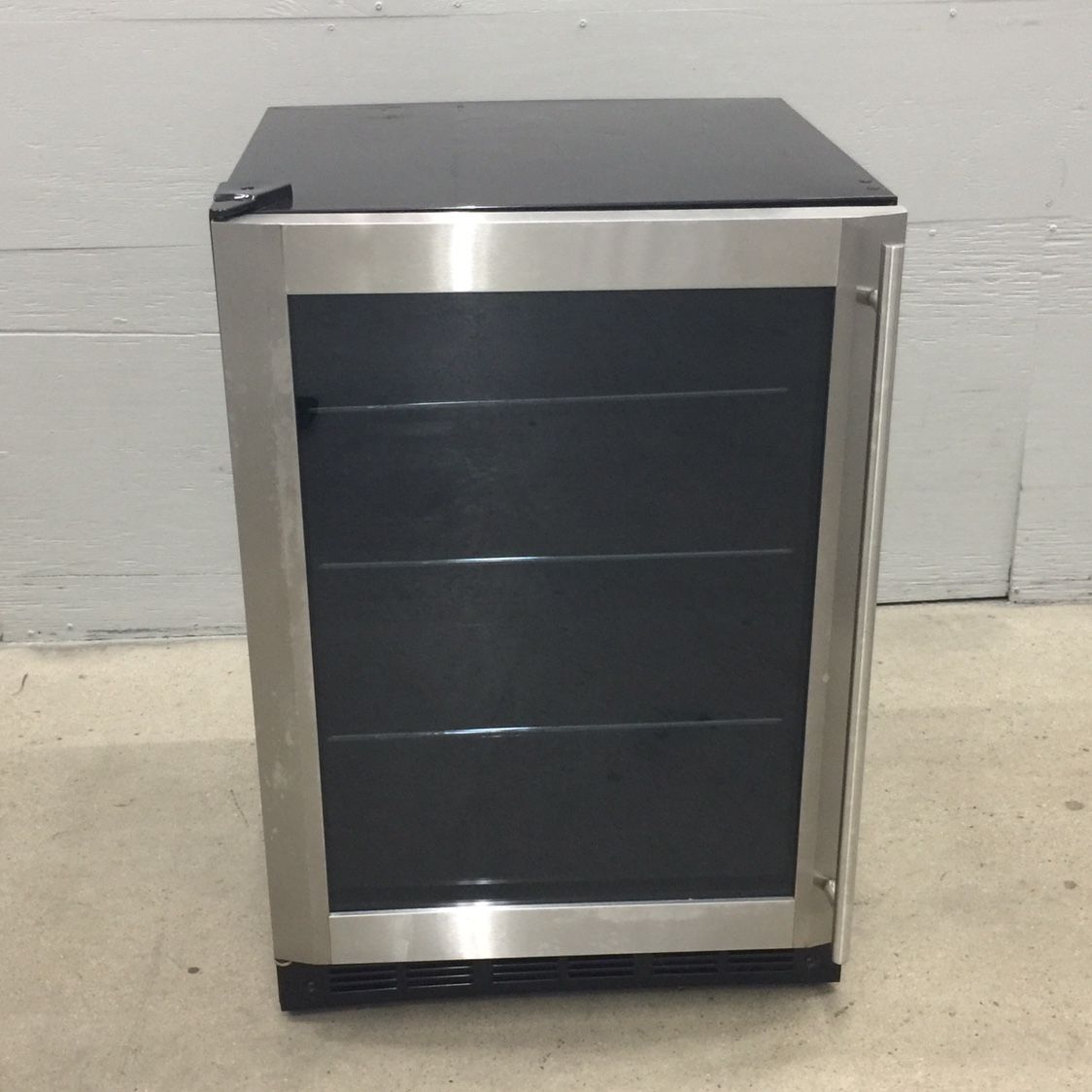 Magic Chef Refrigerator Beverage Center MCBC58DST