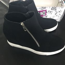 Women’s size 10 Black high heel shoe