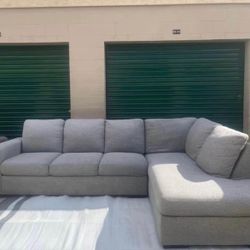 Living Spaces Sectional Couch 🛻Delivery Available🛻