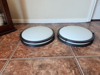 2 light fixtures