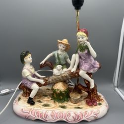Porcelain figurines lamp