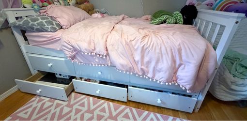 Trundle bed