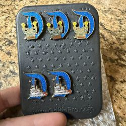 70th Anniversary Key To Disneyland Gold Glitter D Gargoyle Haunted Mansion Mark Twain