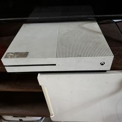 Xbox One W/ 2 Controllers 
