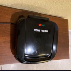 George Foreman Lean Meat Fat Reducing Electric Grilling Machine…4 Servings…(NO TRAYS)… In Great Clean Working Condition… $35