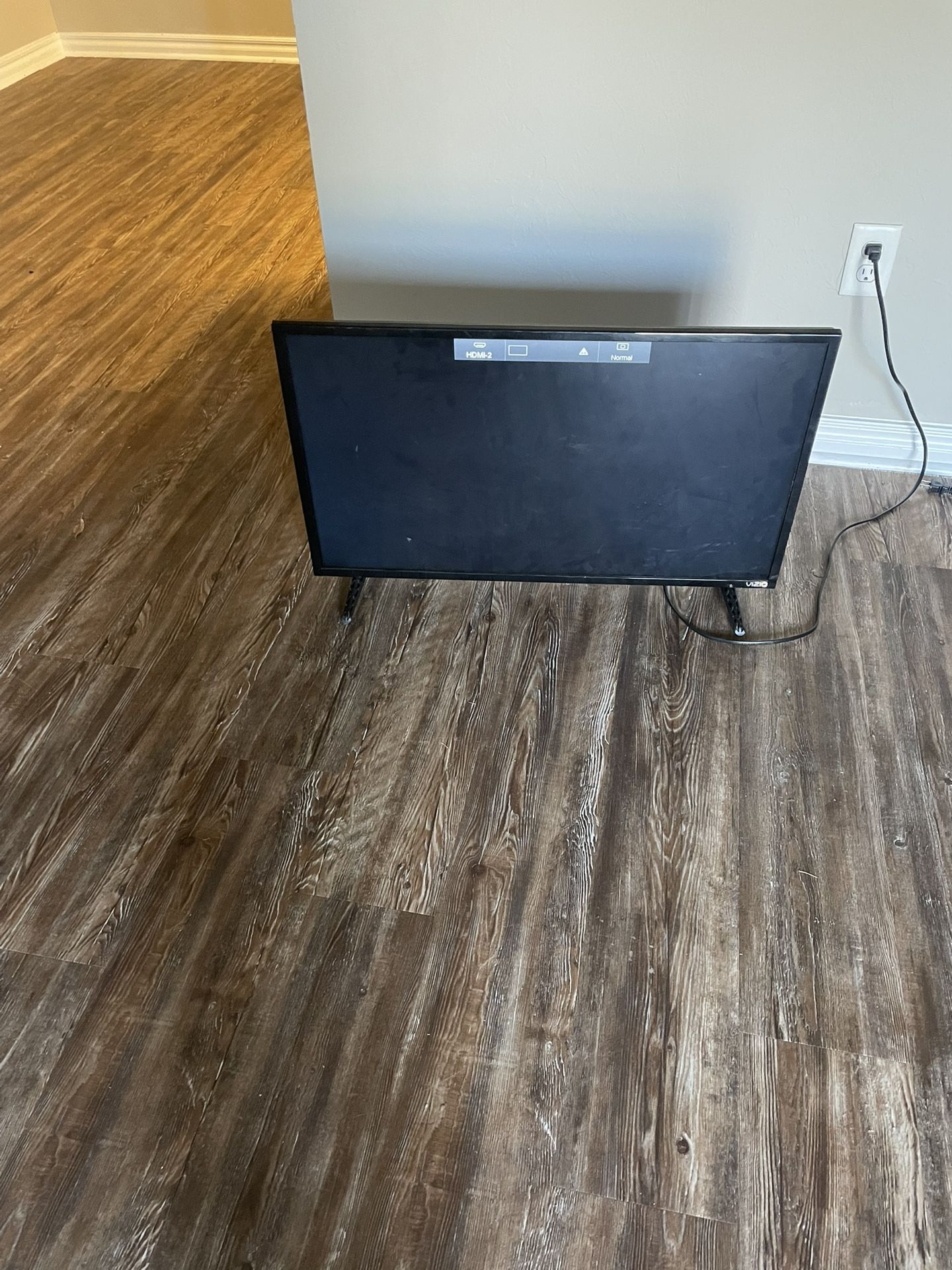 1 Samsung 40 In Two Vizio 32 Inches No Remotes All 3 For A 100