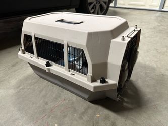 Amazon Basics Hard-Sided Pet Carrier / Kennel – 23.6”