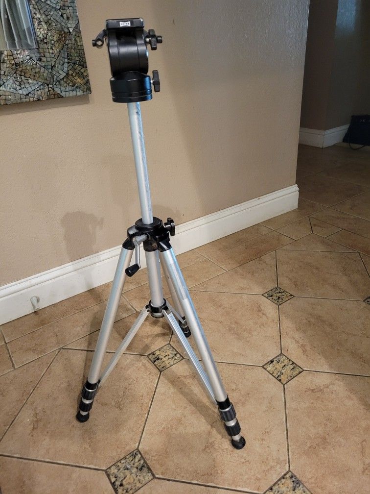 Camera Tripod. Adjustable. Aluminum.