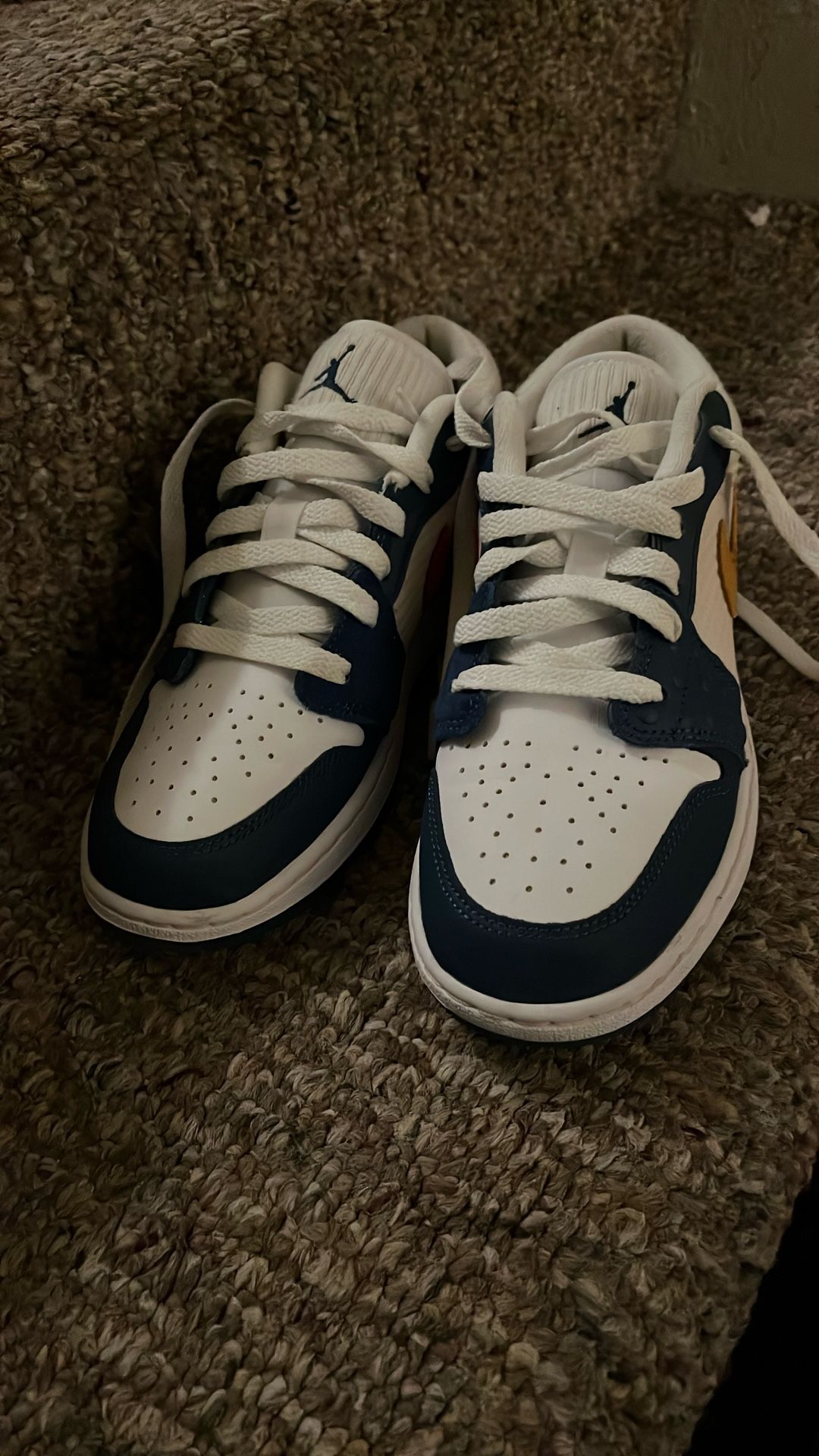 Nike Air Jordan 1 Low SE (GS) Big Kids Size 5