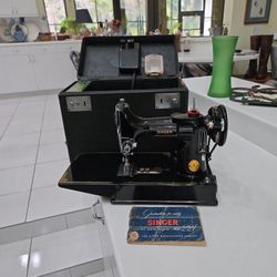 Singer Featherlite Portable Model 221 