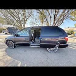 2005 dodge Caravan (eastside)