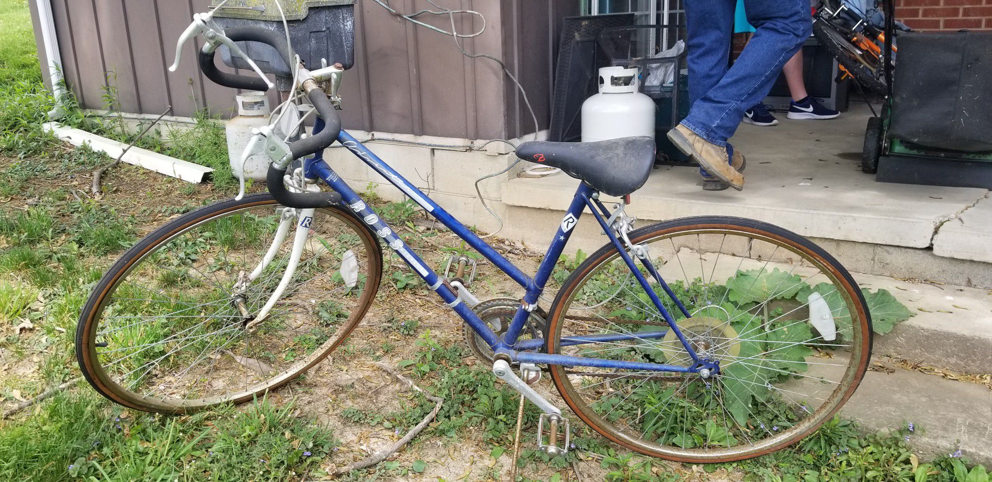 Ross Adventurer 10 speed womans bike. Circa 1988...In fair condition. Needs TLC, new tires and brakes.