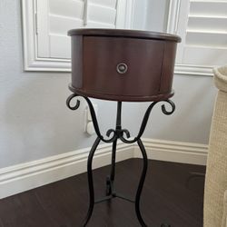 Round end side table with drawer，accent nightstand light weight with metal stand
