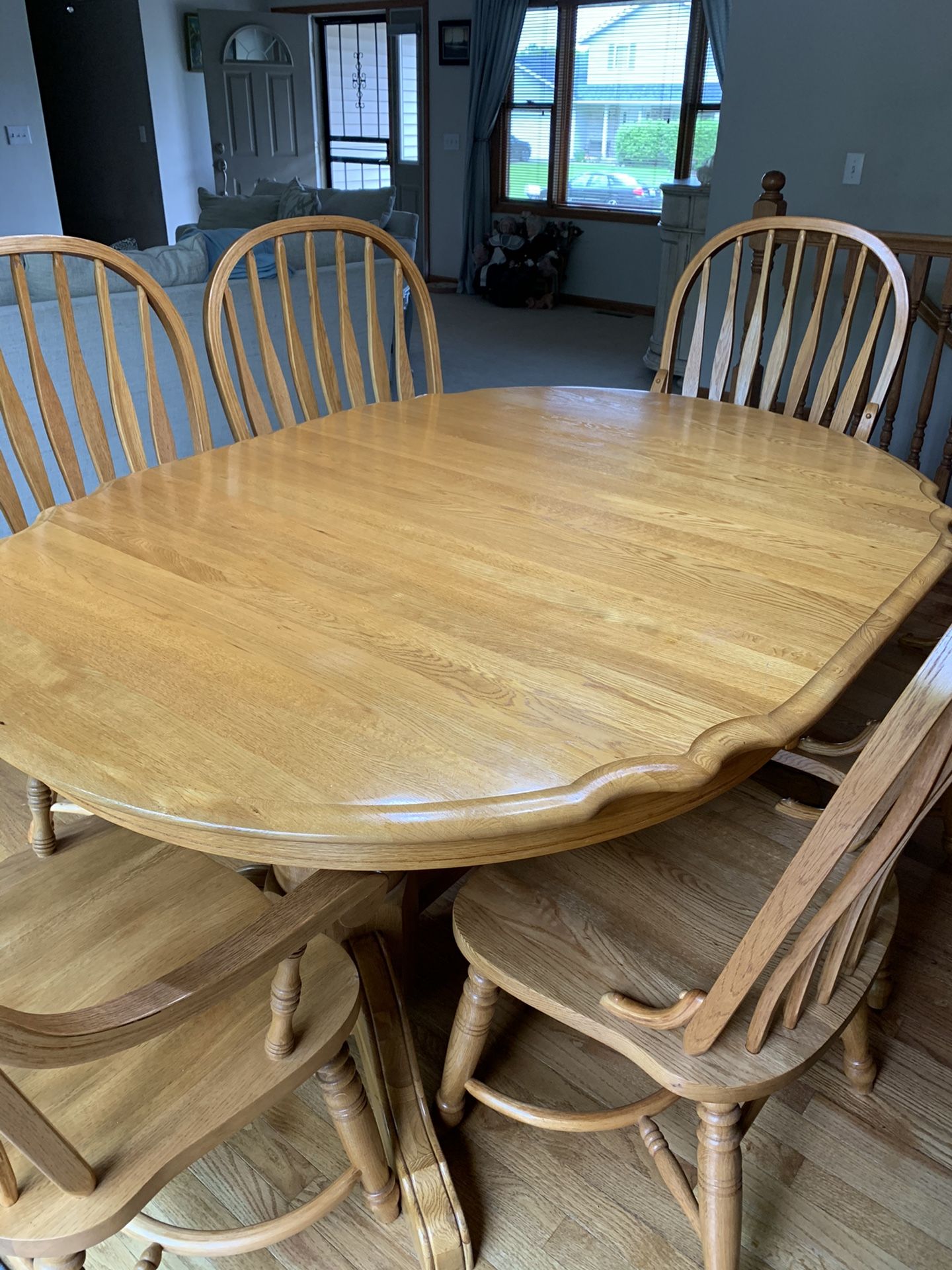 Beautiful Scalloped edge Oak Dining table with 6 chairs. Very good condition.