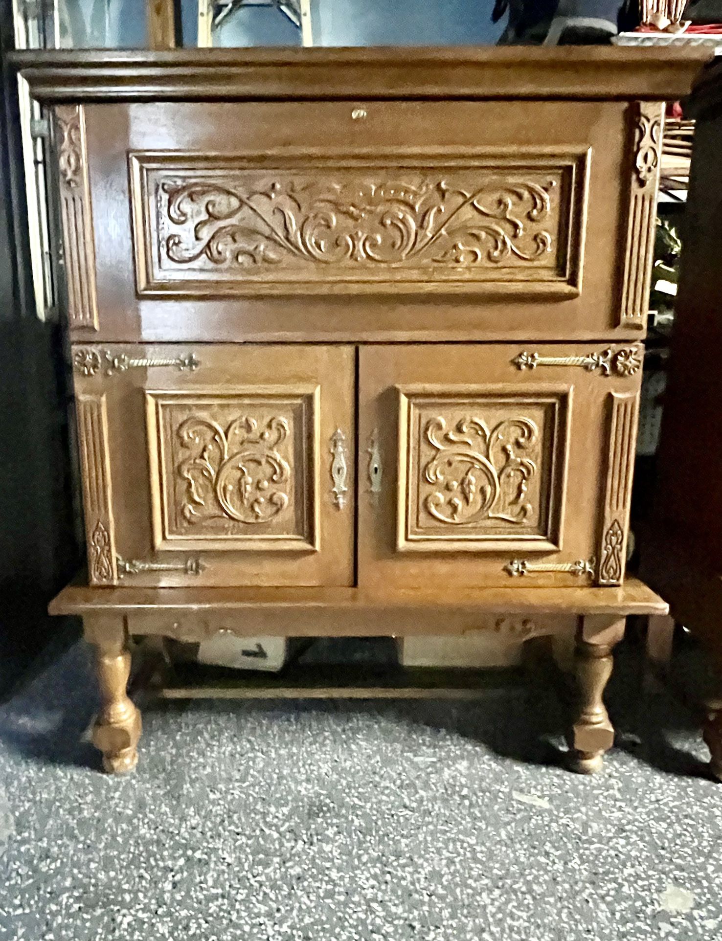 Credenza/Bar/Shelf