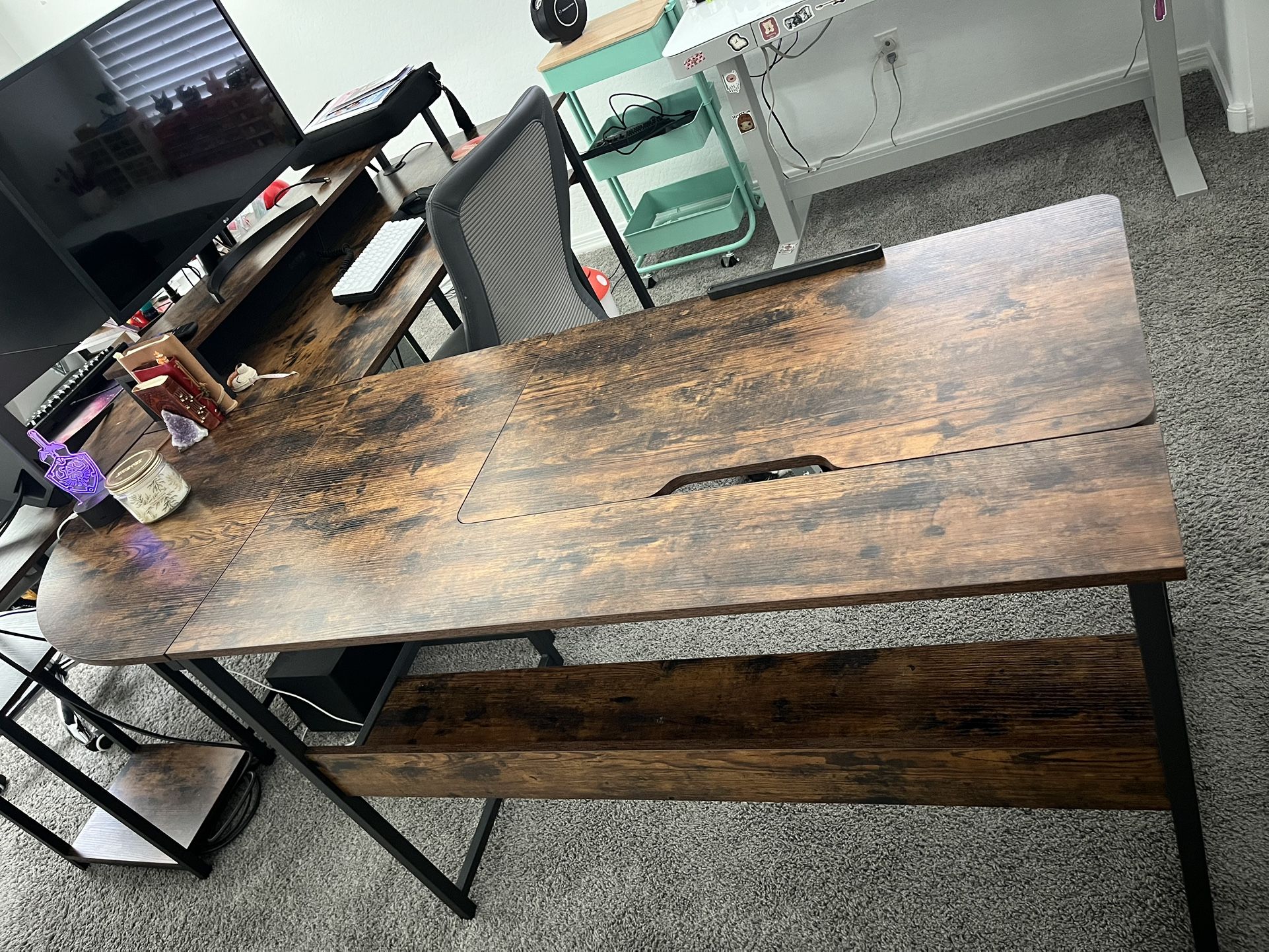 Modern L-Shaped Desk – Excellent Condition