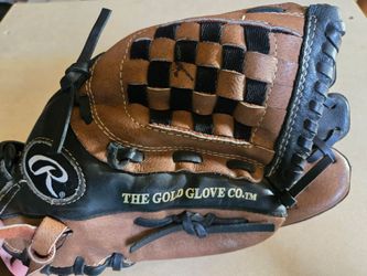 Rawling 12" Fastback Model Baseball Glove. 35th Ave and Union Hills area