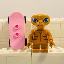 E.T. Alien Pink Skateboard Minifigure LEGO Compatible