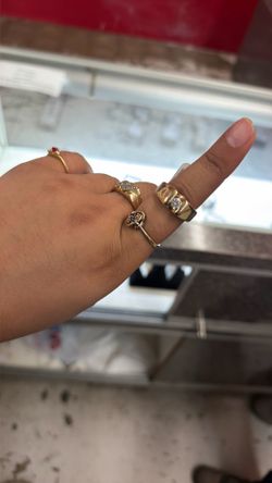 Single stone with thick band