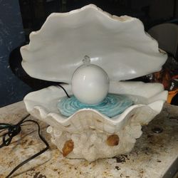 Clamshell fountain
