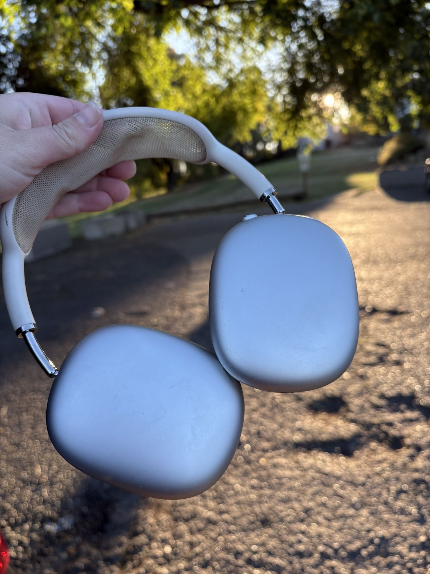 Silver airpod maxes 