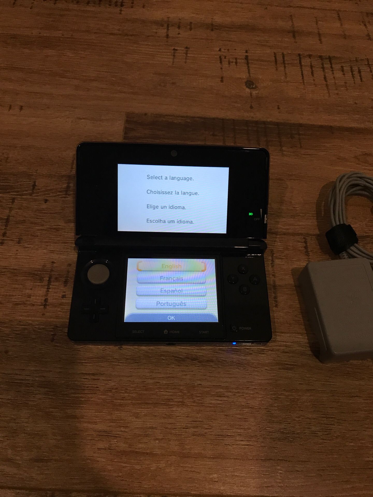 Nintendo 3DS , SD card 2GB, with 2 chargers (1 car)