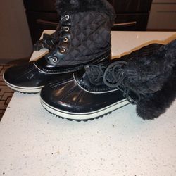 Women tennis shoes and boots