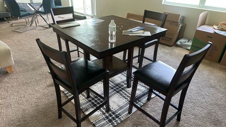 Table w/ 4 chairs