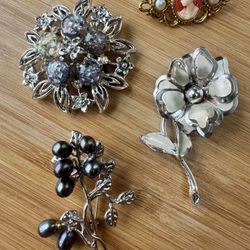 VTG Brooches Collection. Set Of 4