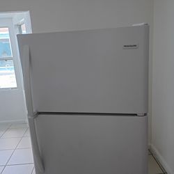 Frigidaire Fridge Working Good And Smooth Water Can Turn Ice In Couple Hours 