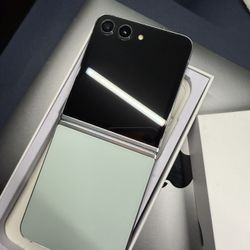 Samsung GALAXY Z Flip 5 256GB Unlocked Any Carrier