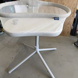 Halo Swivel Bassinet-Amazing Condition 