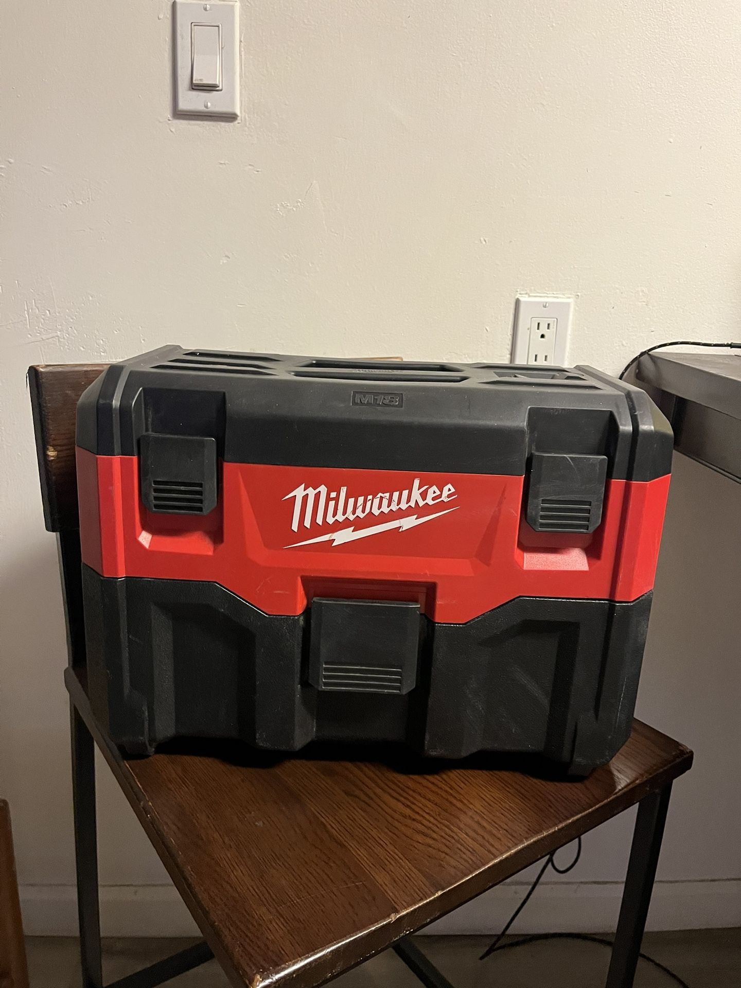 Milwaukee M18 Vaccum Seminueva Tool Only No Batería $80 Firme Precio 