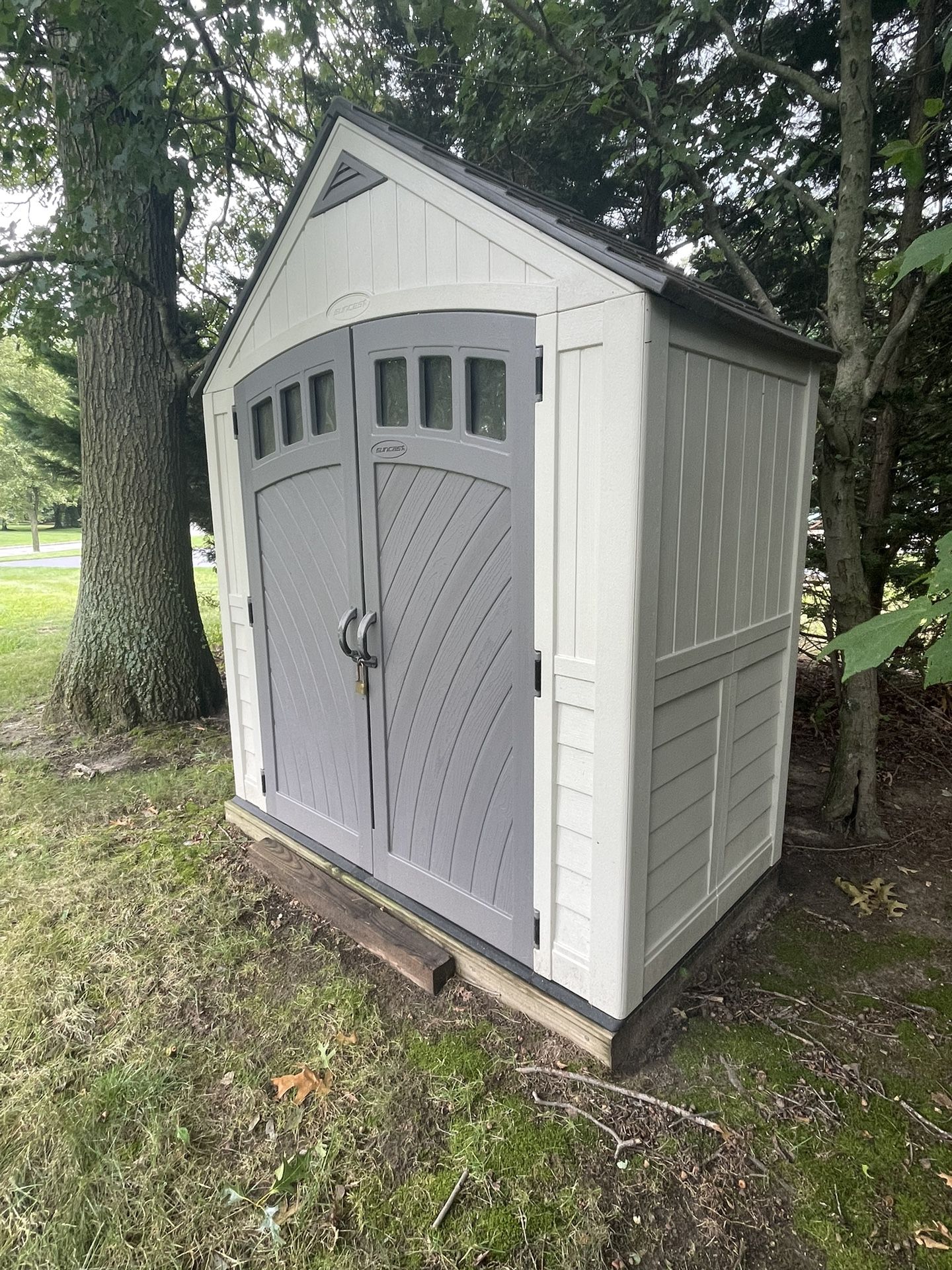 7’x4’ Suncast Shed With Wooden Platform